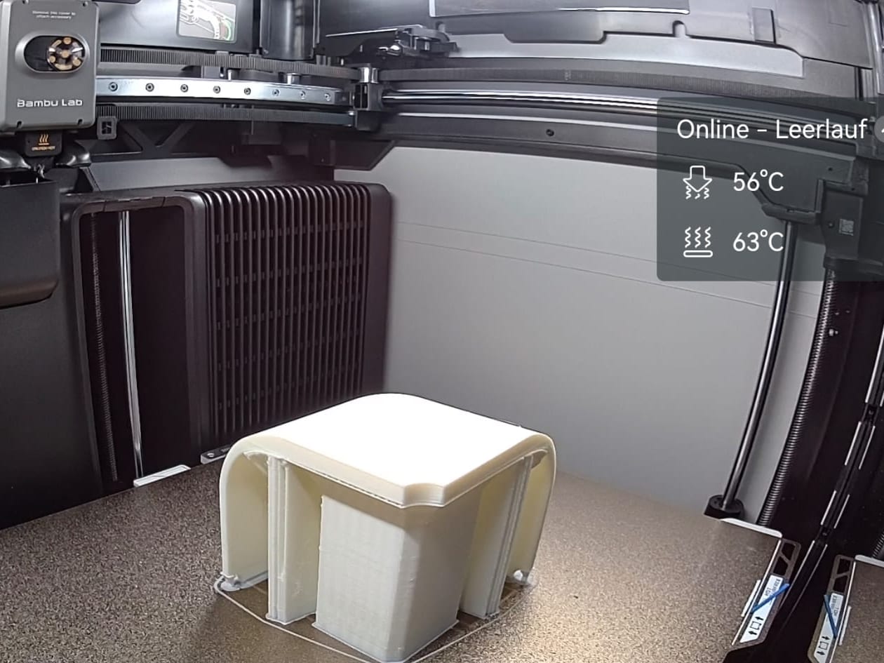 3D-Drucker bei der Arbeit, frisch gedrucktes Bauteil auf dem Druckbett