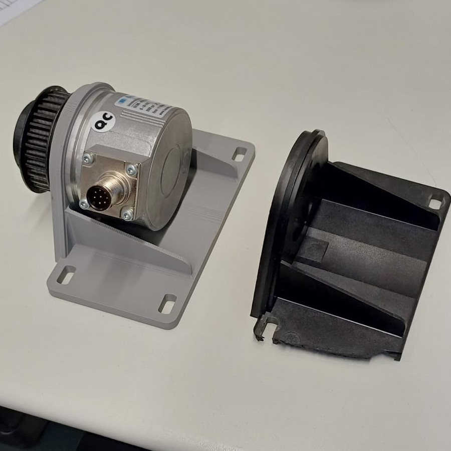 kaputte und intakte Halterung eines Motors mit Riemenrad, um zu zeigen, dass wir durch Reverse Engineering kaputte bauteile wiederherstellen können